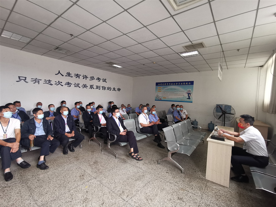 落實主體責任，推動安全發展_副本