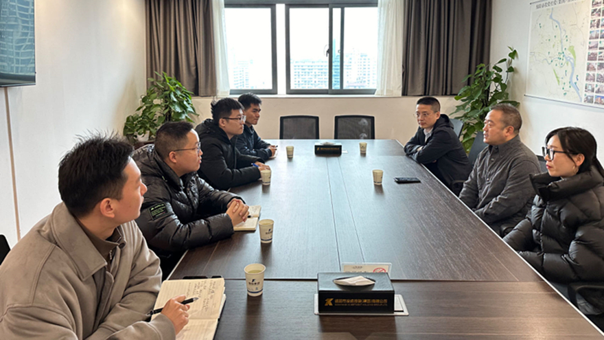 綿投集團黨委副書記王玉梁與中建三局交流培養的人才進行交流座談