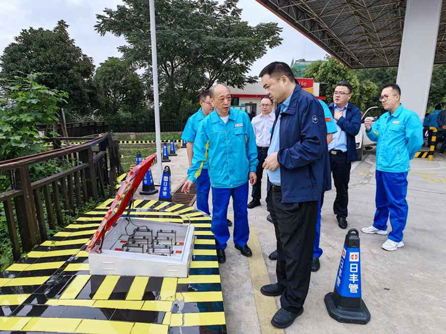 圖1:集團黨委書記、董事長肖林督導加油站安全工作 圖1:集團黨委書記、董事長肖林督導加油站安全工作