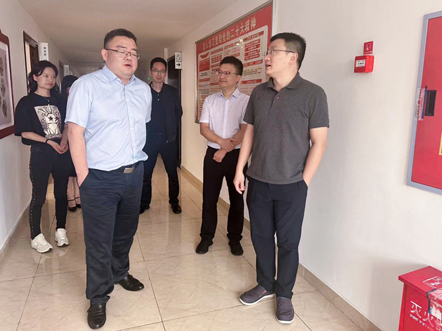 圖5:集團總會計師齊飛、副總經理馬江水督導辦公區域消防安全 圖5:集團總會計師齊飛、副總經理馬江水督導辦公區域消防安全