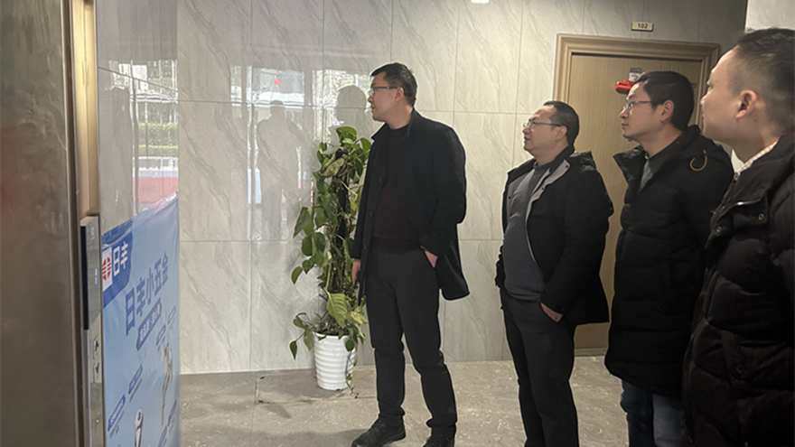 圖四:集團黨委委員、副總經理余佰宣督導綿投置地安全工作 圖四:集團黨委委員、副總經理余佰宣督導綿投置地安全工作